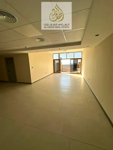 الايجارسنوي في عجمان منطقة البستان متحف عجمان  ودي تودي البنايه عائلات شقه ثلاث غرفه وصاله غرفه خدمة غرفه غسيل مع 4 حمام3 بلكونه خازنات بالحيط بركن سي