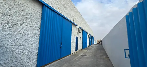 Warehouses for sale in Sharjah, Al Sajaa area (Al Hanoo Al Jadeed). Land area: 18,945 sq ft. Building age: 3 years. Asking price: AED 9 million.