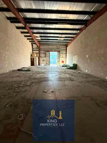 مستودع بمساحة 2300 قدم مربع متاح للإيجار