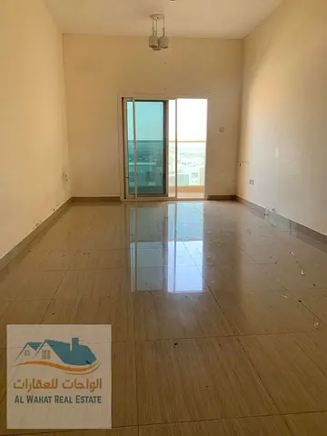 للايجار السنوي ثالث ساكن تشطيبات الترا ديلوكس غرفة وصالة مع حمامين وبلكونة وباركين الجرف 3 قريب من مخرج الشارقة ودبي