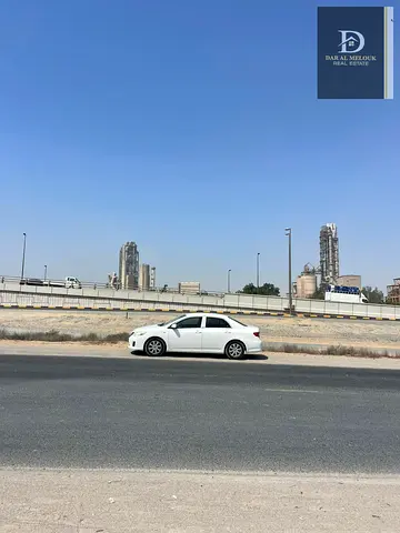 للبيع في الشارقه منطقه   الصجعه ارض تجاري   صناعي مساحه 38700 قدم  تصريح البناء محلات من   الامام معرض مكاتب