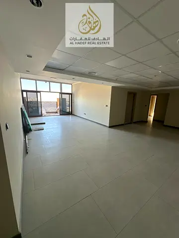 شقه ثلاث غرف وصاله وغرفه خادمه ومكتب وغرفه غسيل وباركن اول ساكن تشطيبات سوبر ديلوكس