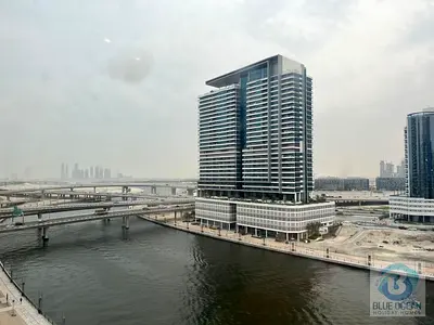 شقة فاخرة ومفروشة بالكامل مألفة من غرفة نوم و صالة واسعة مع مطبخ مفتوح يبعد دقائق من دبي مول  و اطلالة ع القناة المائية ، وسط المدينة