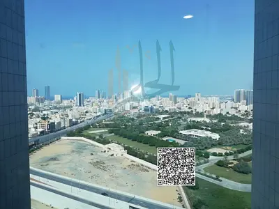 شقة للبيع في السيتي تاور – عجمان شقة إعادة بيع مميزة بإطلالة مفتوحة على القصر والسفير مول، تتكون من غرفتين نوم، صالة واسعة، مطبخ مغلق، وحمامين،