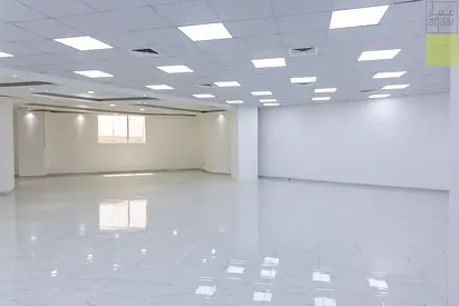 مكاتب جاهزة للإيجار مع مواقف سيارات مجانية