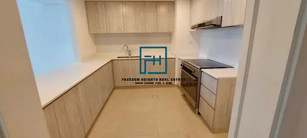 شقة فاخرة بغرفة نوم واحدة مطلة على مدار للبيع... موقع مميز... وسط مدينة الشارقة