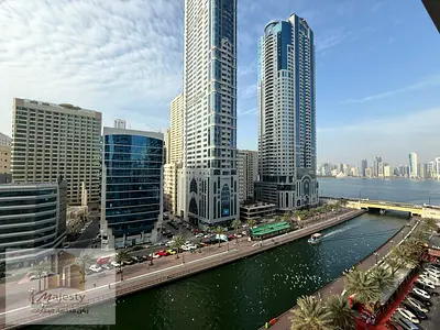 شقة فاخرة للإيجار في المجاز 3 – إطلالة أمامية مباشرة على قناة القصباء، 3 غرف وصالة , بلكونات واسعة، موقع عائلي راقٍ وقريب من بحيرة خالد