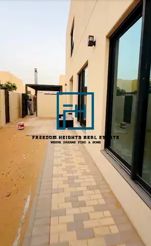 فيلا واسعة جديدة تمامًا مكونة من 3 غرف نوم جاهزة للانتقال متاحة للإيجار.