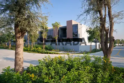 Stylish Middle Unit Townhouse in a Luxurious Quiet Community