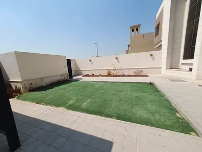 Like new villa 4bhk with maid room