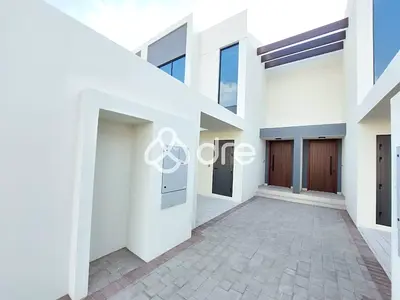 Bright | Single Row | Unfurnished