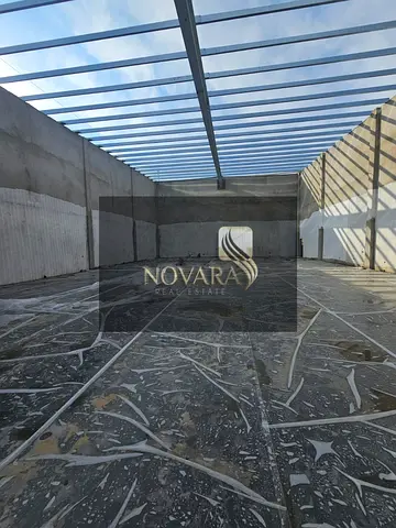 يتوفر مستودع واسع وبمواصفات ممتازة للإيجار السنوي في أحد أهم مواقع الجرف الصناعية مساحة 5500 قدم