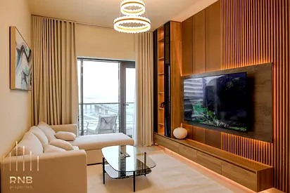 تصميم داخلي فاخر تم تجديده // إطلالة على خور دبي والقناة // تصميم واسع