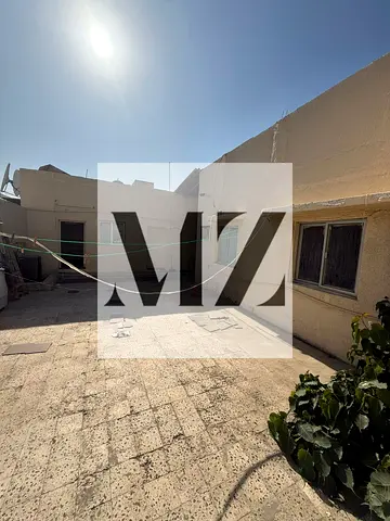 للبيع بيت الجزات بمساحة 8000 قدم