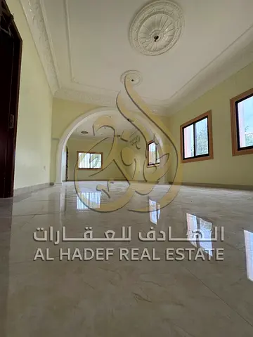 فرصة نادرة على كورنيش الشارقة – فيلا فاخرة (سكني أو تجاري) بمساحة هائلة! 🌟 بموقعها الاستثنائي على زاوية 3 شوارع وإطلالاتها الخلابة، نقدم لكم فيلا تج