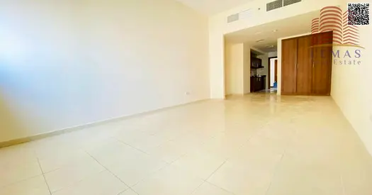 أكبر استوديو للبيع فارغة مع موقف سيارات خاص