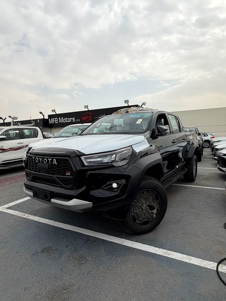 Toyota Hilux 2026 — photo 1 of 18