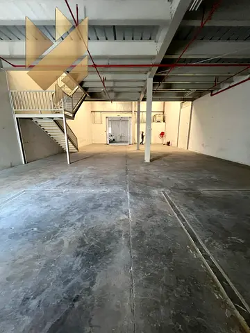 مستودع للتخزين فقط في الصناعية 18 مع ميزانين