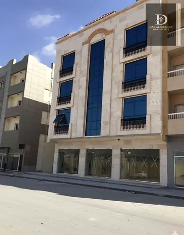 للبيع في اماره الشارقه .. منطقه مويلح التجاريه ..  بنايه سكني تجاري   ارضي + 3 طوابق  مساحة الأرض 5163 ق