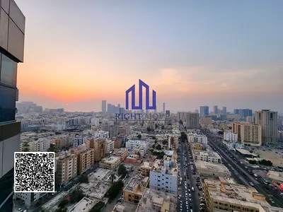 صالة بثلاث غرف نوم متاحة للإيجار بإطلالة مفتوحة في برج فالكون