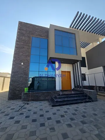 للبيع أو الإيجار: فلتين متلاصقتين بتصميم كلاسيكي فاخر - منطقة الحوشي فرصة مميزة للسكن الراقي أو الاستثمار في واحدة من أكثر مناطق الشارقة هدوءاً ورقياً