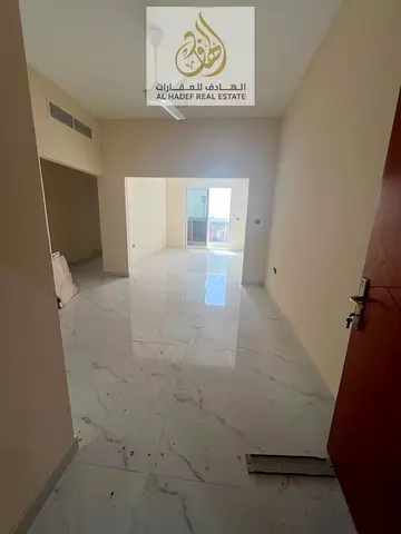 🏢 للإيجار السنوي – شقة غرفتين وصالة بمساحة كبيرة جدًا في الجرف 3 – عجمان