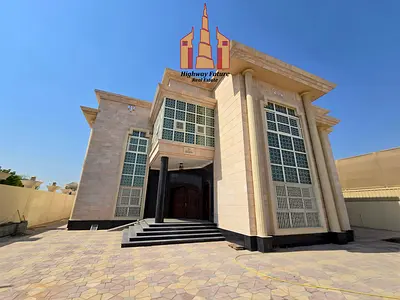 Like brand new full renovated villa wardrobes parking 6 bedroom 2 hall 2 Majlis Maid room 4.5m