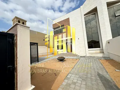 فيلا فاخرة بأربع غرف نوم مع غرفة للخادمة وموقف سيارات مغطى لسيارتين