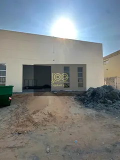 A complex consisting of land and three warehouses / Electricity 135 / Available for all activities