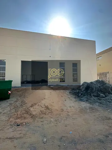 A complex consisting of land and three warehouses / Electricity 135 / Available for all activities