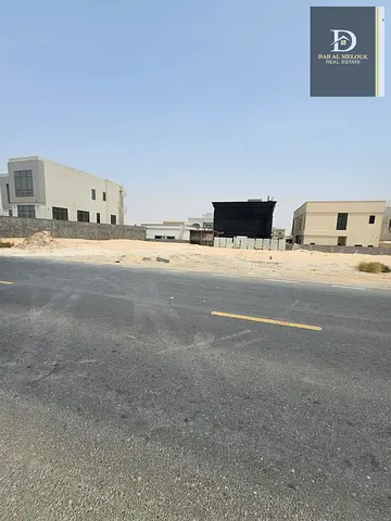 للبيع في الشارقة   منطقة الحوشى أرض سكنية   زاوية على شارعين   تملك حر لجميع الجنسيات العربية   تصريح فيلا أرضى وأول