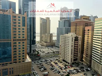 شقة ثلاث غرف و صالتين مفروشة بالكامل في التعاون للايجار شهري مع انترنت