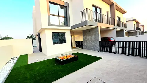 4BR Single Row Duplex | Landscaped Garden |Vacant