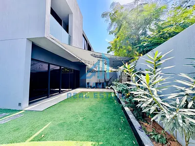 ملاذ العائلة الأمثل: فيلا زاوية بثلاث غرف نوم مع جناح رئيسي في مسار