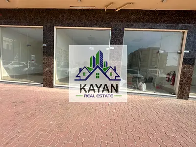 محل تجاري مميز للإيجار بمساحة 300 قدم مربع على الشارع الرئيسي، موقع استراتيجي قريب من جميع الخدمات والمرافق الحيوية،