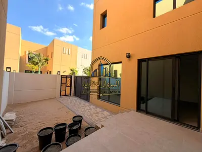 فيلا فاخرة واسعة من ثلاث غرف نوم وصالة (النموذج د) للإيجار في مدينة الشارقة المستدامة