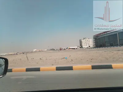 للبيع و بسعر مميز فرصة رائعة للشراء  ارض  تجارية  بالعاليه