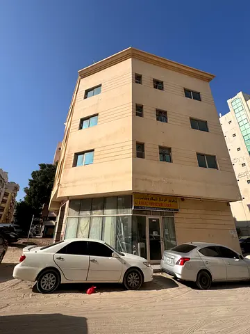 للبيع في الشارقة – منطقة النباعة بناية استثمارية – أرضي + 3 طوابق | موقع مميز ثاني قطعة من الشارع الرئيسي