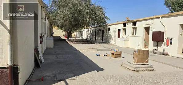 معسكر عمل معتمد من وزارة الموارد البشرية والتوطين متوفر في الصجعة