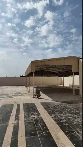 للإيجار – حوطة بالصجعة S الأرضية مرصوفة، تحتوي على مظلة، وبناء المظلة جاهز للاستخدام ز
