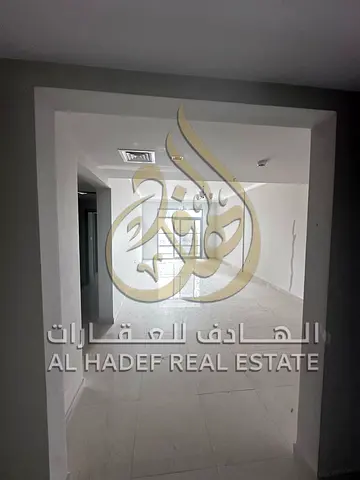 شقة غرفتين وصالة مع أستور داخل بناية أول ساكن مع بلكونة كبيرة وباركن مجاني