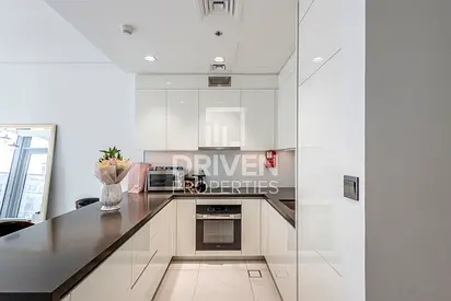 Spacious I Skyline Burj Views I Multiple Cheques