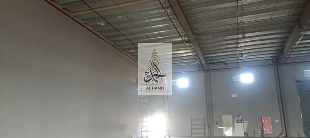 للأيجار مصنع وشبرات في ام القيوين مساحات 5000الي 7500 قدم واجهة علي شارع رئيسي في الصناعية الجديدة