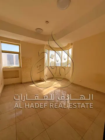 🏠 للإيجار | غرفتين وصالة بإطلالة مفتوحة في النهدة – الشارقة  ✨ إطلالات مفتوحة ومساحات واسعة 🛏️ غرفتين نوم مريحتين 🛋️ صالة كبيرة بإضاءة طبيعية 🧥 خز