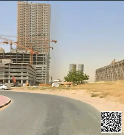 صفقة مستثمر أرض تجارية وسكنية للبيع في موقع مميز