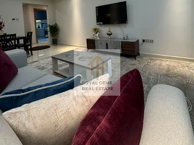 شقة واسعة مكونة من غرفتي نوم مع مخزن للبيع، بالإضافة إلى مسبح وصالة ألعاب رياضية وموقف سيارات.