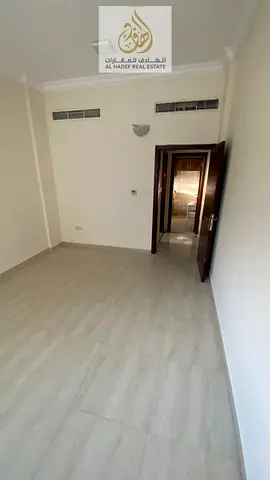 غرفه وصاله مع حمام وموزع صاله منعزله مساحات كبيره وموقع ممتاز جدا على شارع رئيسي واطلاله مفتوحه