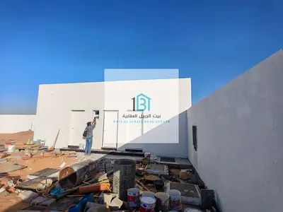 🏭 للإيجار – حوطة في الشارقة (منطقة الصجعة الصناعية)  📐 المساحة: 10,000 قدم مربع