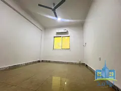 A room and a living room for rent with a spacious area and two bathrooms.