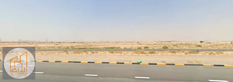 للبيع فى الشارقة منطقة مزيرعة ارض سكنية مساحة 2800 قدم مربع على شارع 15 متر